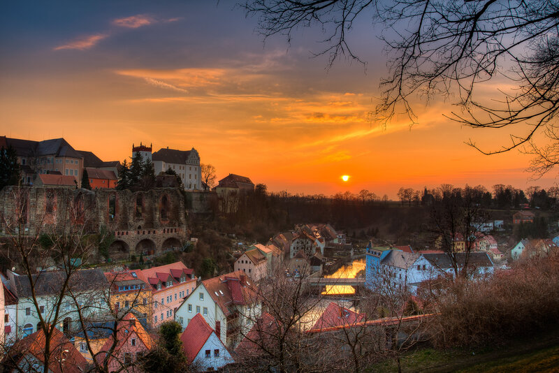 Abbildung Blick vom Schuetzenplatz auf die Nicolaikirchruine und Ortenburg